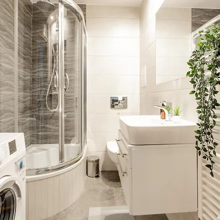 Mia Stepinska Near The Royal Lazienki * Warsaw