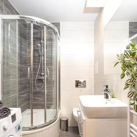 Mia Stepinska Near The Royal Lazienki * ורשה